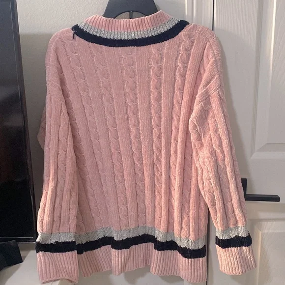 Long knit pink  V neck sweater. - Picture 7 of 7
